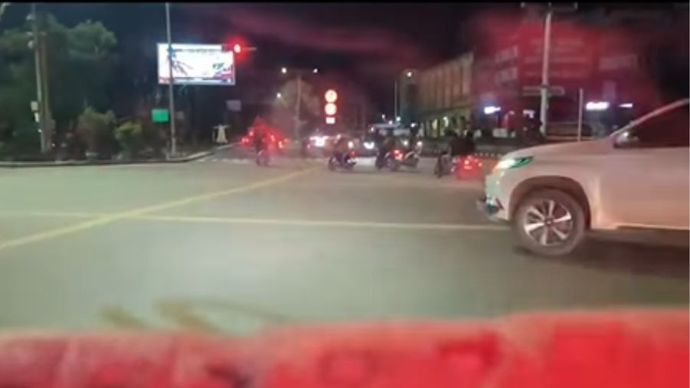 Momen Ibu-ibu Naik Pajero Tak Mau Ngalah dengan Mobil Damkar di Persimpangan Jalan 