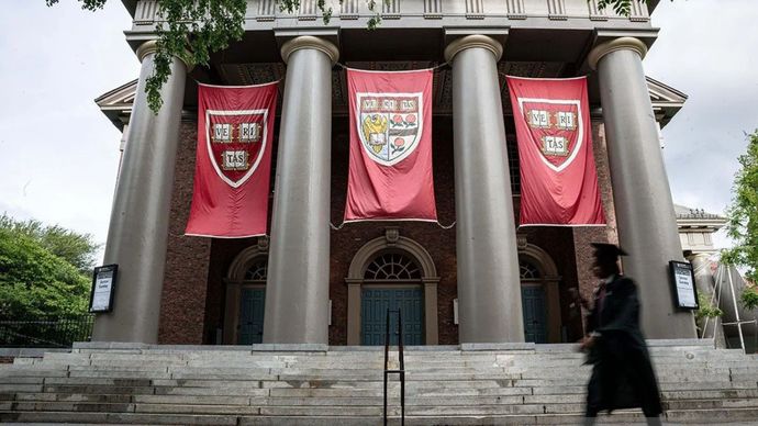 24, Mei 2025, para wisudawan melewati gerbang kampus Universitas Harvard di Cambridge, Massachusetts, Amerika Serikat. 