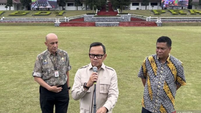 Kamis (19/6). Wakil Menteri Dalam Negeri (Wamendagri) Bima Arya saat memberikan keterangan di Institut Pemerintahan Dalam Negeri (IPDN) Jatinangor, Kabupaten Sumedang, Jawa Barat. 