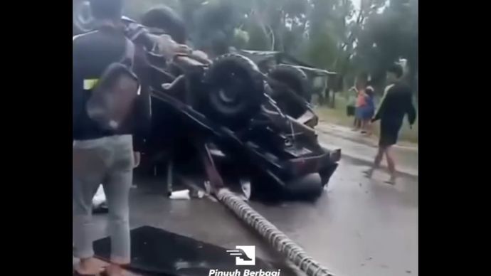 Mobil bak terbuka di Singkawang terbalik. 