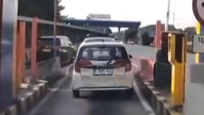 Mobil Toyota Calya saat menerabas gerbang tol tanpa bayar. 