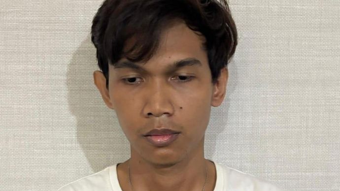 Pria yang mengintip dan merekam tetangga mandi. 