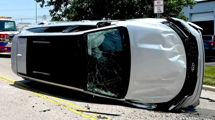 Mobil Kia Crossover terguling gara-gara jangkrik. (Foto: Istimewa via Carscoops)