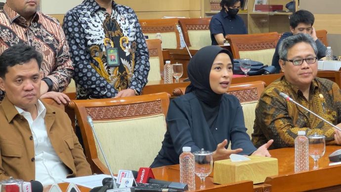 Tantri Kotak (tengah) usai rapat dengan Komisi III DPR RI. 