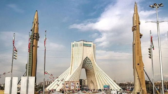 Arsip foto: Pada 11 Februari 2023, di Teheran, peringatan empat puluh empat tahun revolusi Islam Iran, peluru kendali Sejjil dan Emad dipajang.