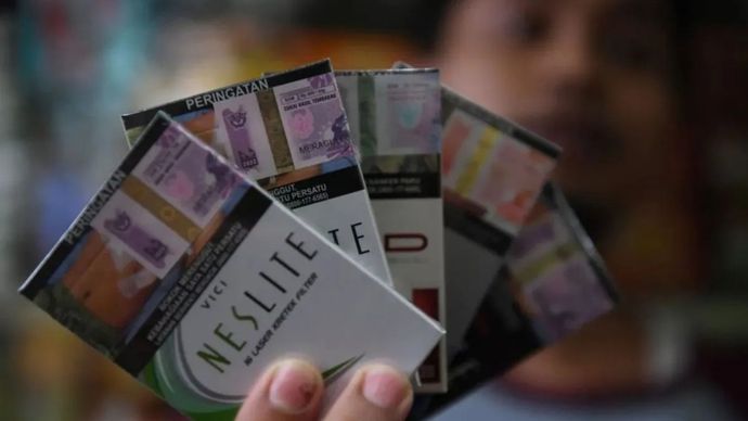  Jakarta, Sabtu, 5 November 20225. Pedagang rokok yang menunjukkan rokok yang dijual. 