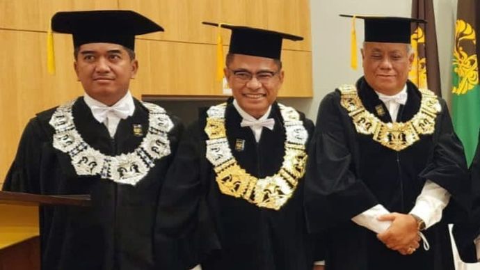 Dr. Saleh Husin (tengah) beberapa tahun lalu saat selaku Ketua Majelis Amanah Universitas Indonesia (MWA UI) melantik Prof Ari Kuncoro (kanan) sebagai Rektor UI.