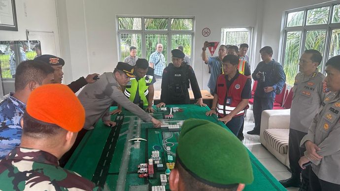 Personel gabungan memastikan keselamatan dan keamanan 376 penumpang jemaah haji Kelompok Terbang (kloter) 33 Debarkasi Surabaya dari ancaman bom.