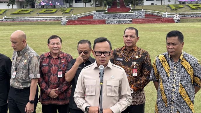 Kamis, 19 Juni, di Sumedang, Jawa Barat. Wakil Menteri Dalam Negeri Bima Arya memberikan keterangannya. 