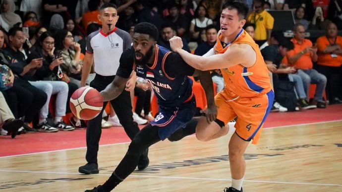 Pada pertandingan Indonesia Basketball League (IBL) 2025 di GMSB Kuningan, Jakarta, Kamis, 19 Juni,&nbsp;pebasket Pelita Jaya Basketball Jakarta Jerome Anthony Beane JR (kiri)&nbsp;melewati pemain adangan Satria Muda Pertamina Jakarta Abraham Damar Grahita (kanan).
