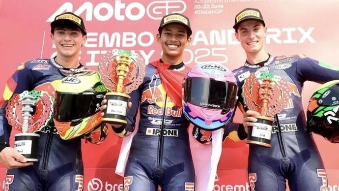 Pembalap Indonesia Veda Ega Pratama (tengah) menang untuk pertama kalinya di RedBull Rookies Cup 2025 di Sirkuit Mugello pada Sabtu (21/6/2025). (Foto: ANTARA/HO-Redbull Rookies Cup)