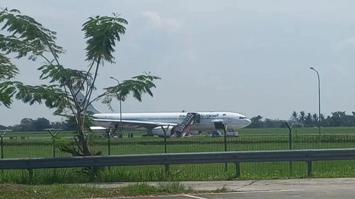 Jemaah haji dari Surabaya yang diduga terkena ancaman bom tiba di Bandara Kualanamu, Deli Serdang, pada hari Sabtu, 21 Juni 2025, dengan pesawat Saudi Arabia SVA-5688.