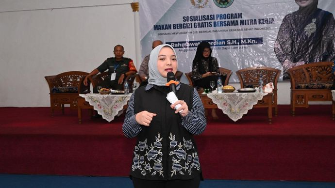 Anggota DPR RI, Rahmawati Herdian bersama mitra kerja Badan Gizi Nasional (BGN) menggelar kolaborasi sosialisasi progam Makan Bergizi Gratis (MBG) di Lampung Selasa, 17 Juni 2025.