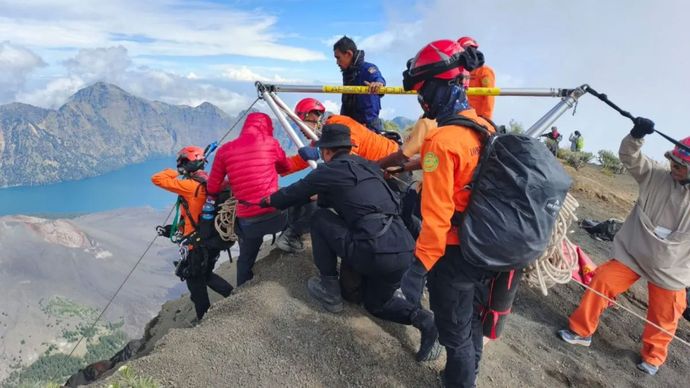 Evakuasi Pendaki Asal Brasil di Rinjani