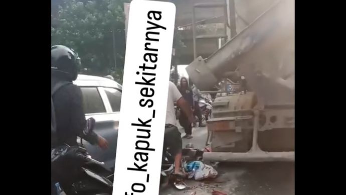 Pemotor wanita terlindas truk molen. 