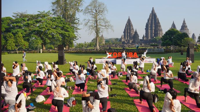 Toshiba Rayakan International Yoga Day di Candi Prambanan, Dukung Gaya Hidup Sehat Masyarakat Urban