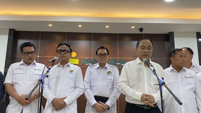 Jakarta, Senin, 23 Juni. Menteri Koperasi Budi Arie Setiadi (kedua kanan) dalam konferensi pers di Jakarta. 