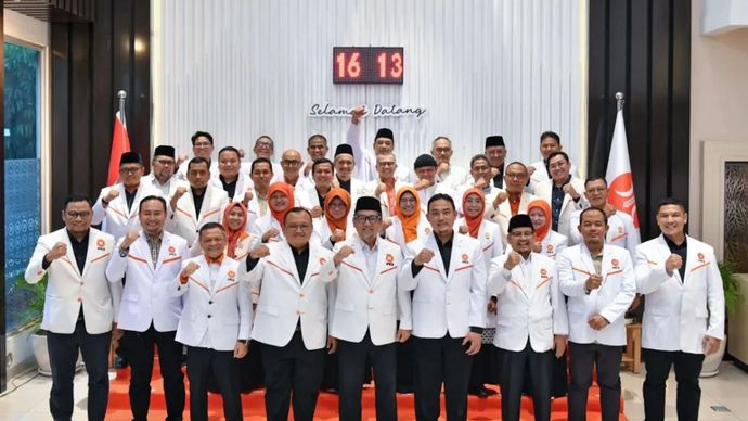 Jakarta, Kantor DPP PKS, Presiden PKS AlMuzzammil Yusuf bersama pengurus PKS periode 2025-2030 berfoto bersama. 