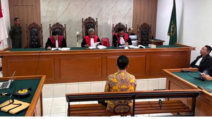 Selasa, Pengadilan Tindak Pidana Korupsi Bandung, Jawa Barat, menjatuhkan vonis 5,5 tahun penjara kepada terdakwa Ema Sumarna, mantan Sekretaris Daerah Kota Bandung, atas kasus suap dan gratifikasi atas pengadaan CCTV Bandung Smart City.