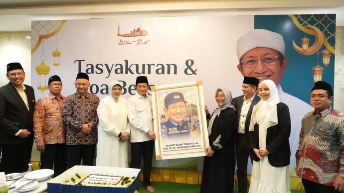 Suasana hangat dan penuh keakraban menyelimuti Ruang VIP Masjid Istiqlal pada Senin (23/6/2025) sore. Para sahabat, kolega, dan keluarga besar pengelola Masjid Istiqlal berkumpul dalam acara tasyakuran ulang tahun ke-66 Nasaruddin Umar, Menteri Agama RI sekaligus Imam Besar Masjid Istiqlal.