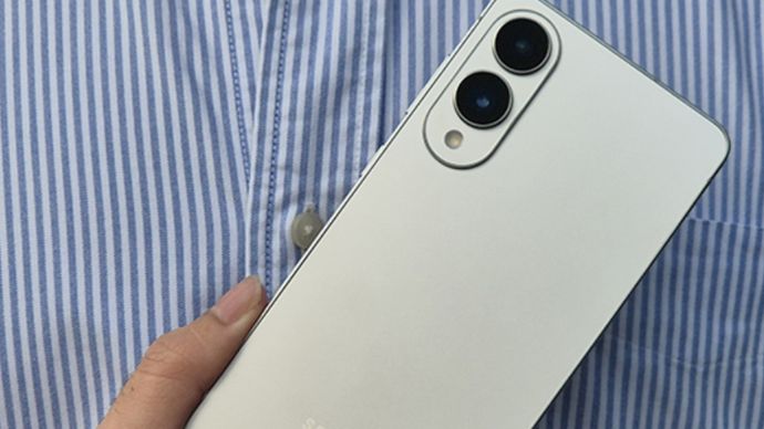 Selain performanya yang gahar, Galaxy S25 Edge juga tampil dengan desain super tipis berbahan titanium, yang memberikan kesan premium sekaligus nyaman digunakan sekaligus eyecatching