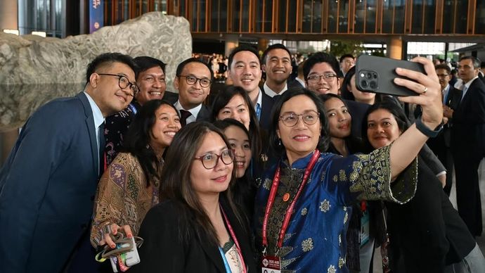 Menteri Keuangan (Menkeu) Sri Mulyani Indrawati membagikan momen saat bertemu dengan 18 profesional muda asal Indonesia yang saat ini bekerja di Asian Infrastructure Investment Bank (AIIB) Beijing, China. 