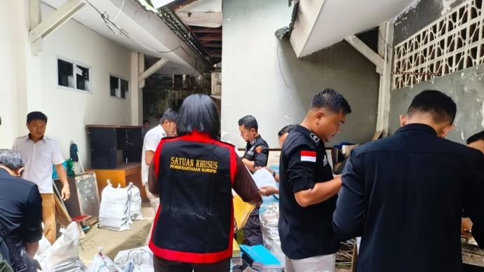 Selasa, 24 Juni, Sejumlah penyidik Kejati Gorontalo menggeledah ruangan Bagian Umum kantor Wali Kota Gorontalo. 
