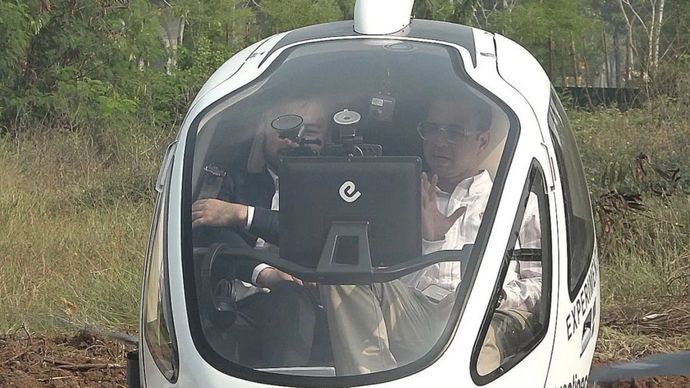 Di kawasan PIK 2, Tangerang, Banten, Rabu (25/6), figur publik Raffi Ahmad (kanan) menjadi penumpang pertama yang menjajal taksi terbang EHang 216-s. Dia didampingi oleh Executive Chairman Prestige Aviation, perusahaan yang mengoperasikan EHang 216-s.
