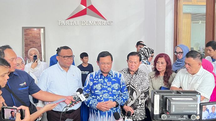 Sekjen DPP Partai Demokrat Herman Khaeron (tengah) menjelaskan soal acara 