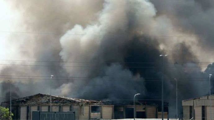 Arsip foto: Pada tanggal 17 Juni 2025, di Herzliya, Israel Tengah, asap mengepul dari sebuah bangunan yang menjadi sasaran serangan rudal Iran.