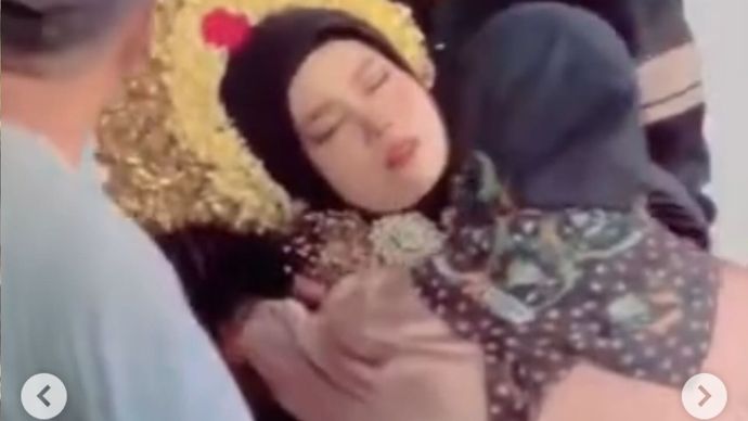 Pengantin wanita yang pingsan saat kericuhan terjadi di pernikahannya. 