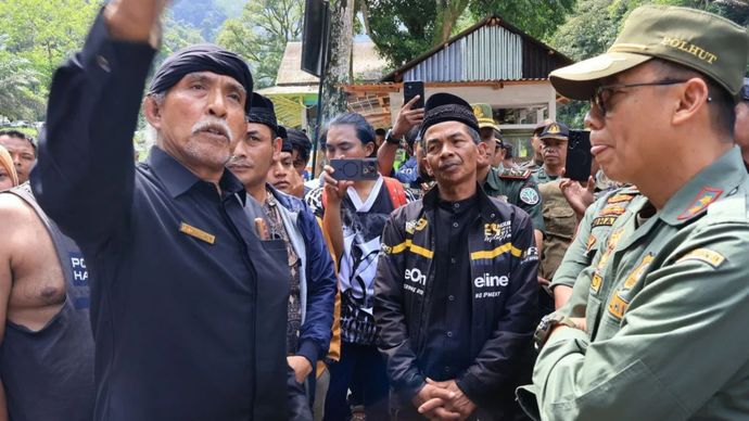 Saat penutupan TWA Megamendung di Kabupaten Tanah Datar, Rabu (25/6), Yazid Nurhuda (kanan), Direktur Pencegahan dan Penanganan Pengaduan Kehutanan Kemenhut RI, berbicara dengan tokoh adat Nagari (desa) Singgalang, Kabupaten Tanah Datar, Yunelson Datuak Tumangguang (kiri).