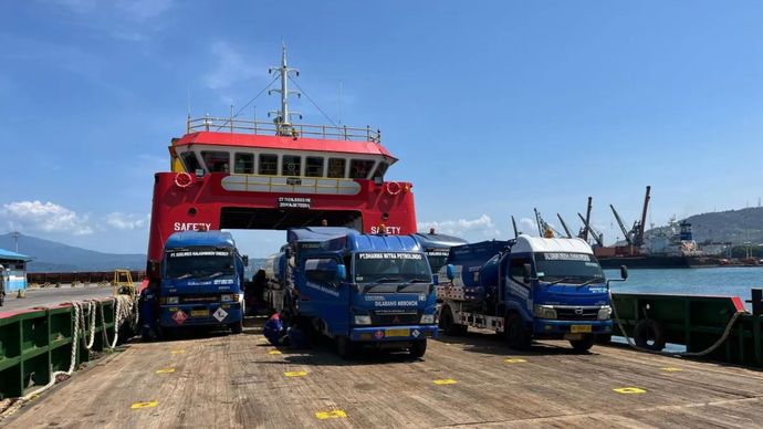  Proses BBM Pertamina di distribusi ke Pulau Enggano