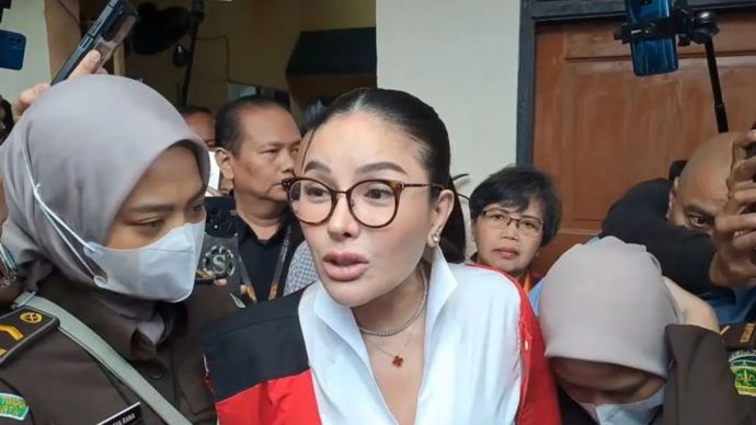  Selasa, 24 Juni. Nikita Mirzani setelah menjalani sidang pembacaan dakwaan di Pengadilan Negeri Jakarta Selatan. 