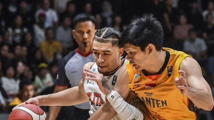 Pebasket Dewa United Banten Rio Disi (kanan) berusaha menghadang pebasket Pelita Jaya Jakarta Jaquori Curtis Mclaughlin (kiri) pada pertandingan Indonesia Basketball League (IBL) 2025 di Dewa United Arena di Kabupaten Tangerang, Banten, Sabtu (21/6). Dewa United Banten memenangkan pertandingan melawan Pelita Jaya Jakarta dengan skor 85-89.