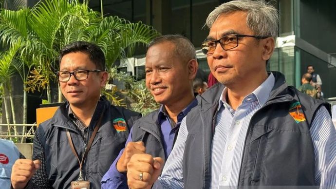 Setelah menghadiri acara Pelepasan Safari KPK: Jelajah Negeri Bangun Antikorupsi 2025 di Gedung Pusat Edukasi Antikorupsi KPK di Jakarta pada Kamis, 26 Juni 2025, Ketua Komisi Pemberantasan Korupsi Setyo Budiyanto (kanan) dan Wakil Ketua KPK Ibnu Basuki Widodo (tengah). 