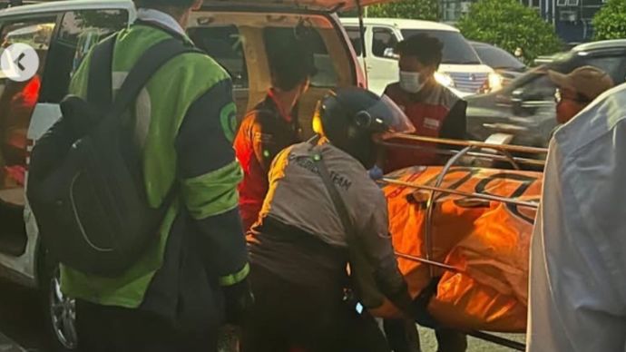 Kamis, (26/6) Warga dikejutkan dengan penemuan sesosok jenazah laki-laki di wilayah Kalimalang, Bekasi Timur, dekat Tol Timur pada sore hari.