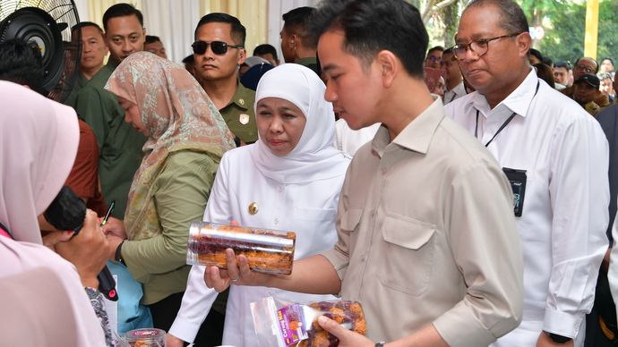 Wakil Presiden (Wapres) Gibran Rakabuming bersilaturahmi dengan para nasabah dan pendamping Program Membina Ekonomi Keluarga Sejahtera yang dibina oleh PT Permodalan Nasional Madani (PNM Mekaar) Bondowoso. 
