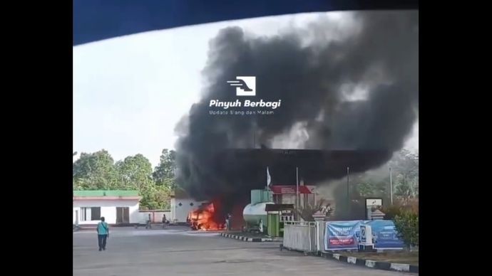 Mobil terbakar di SPBU. 