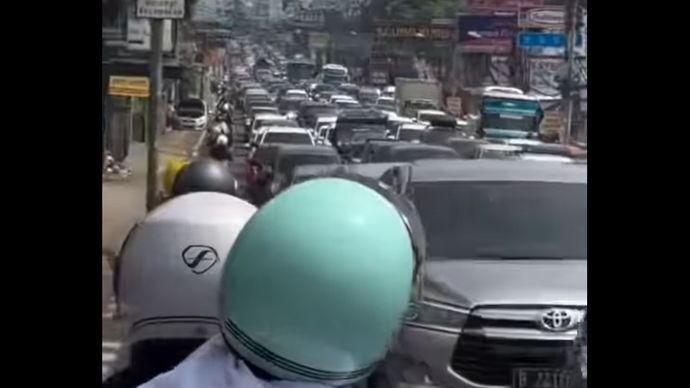 Macet parah di Jalan Raya Puncak. 