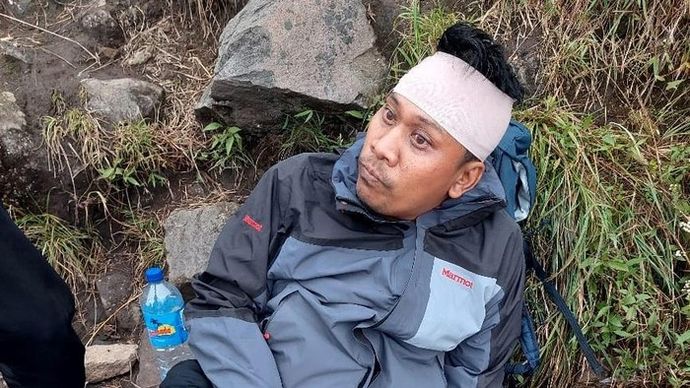 Seorang pendaki asal Malaysia dilaporkan terjatuh di jalur pendakian Gunung Rinjani, Lombok, Nusa Tenggara Barat (NTB) pada Jumat 27 Juni 2025.  