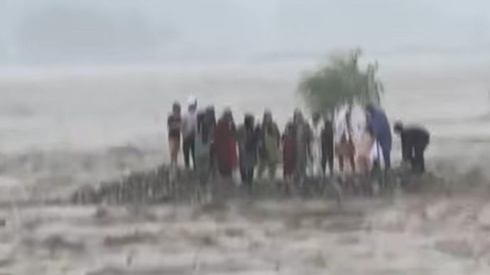 Tangkapan layar banjir bandang terjadi di wilayah barat laut Pakistan, Sungai Swat dan menewaskan sedikitnya 18 orang dalam 24 jam terakhir. 
