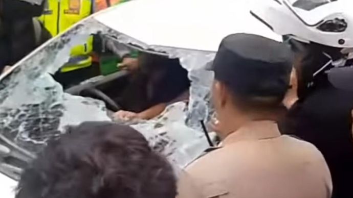 Viral video  mobil putih diamuk masa di Jalan Sisingamangaraja, Medan, pada Jumat 28 Juni 2025. 