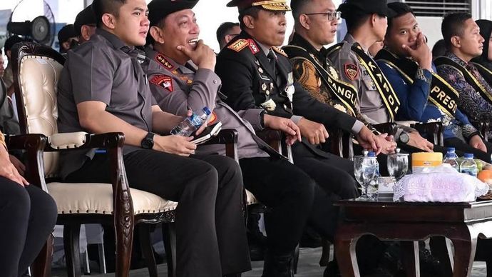 Sekretaris Kabinet RI Letkol Teddy Indra Wijaya dan Kapolri Jenderal Listyo Sigit Prabowo saat mengecek persiapan HUT ke-79 Bhayangkara. 