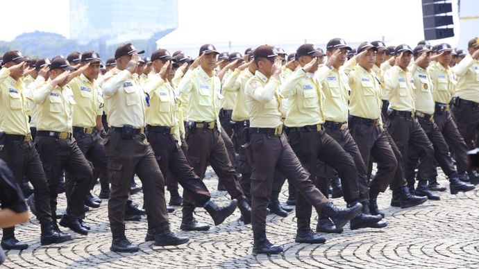 Satpam saat latihan devile di Monas, Jakarta Pusat. 
