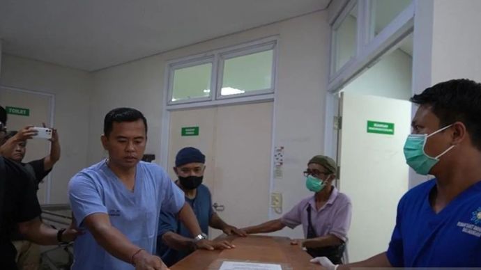 Di Denpasar, Bali, Senin, 30 Juni 2025, peti jenazah warga negara asing asal Brazil JDSP (27) atau Juliana dibawa ke mobil ambulance oleh petugas Rumah Sakit Bali Mandara.