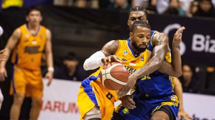Saat pertandingan Playoffs Indonesia Basketball League (IBL) 2025 di C-Tra Prawira Arena di Bandung, Jawa Barat, Kamis, 26 Juni.&nbsp;Pebasket Satria Muda Pertamina Jakarta Shannon Evans (kiri) berusaha melewati adangan pebasket Prawira Bandung Lamar Washington (kanan). 
