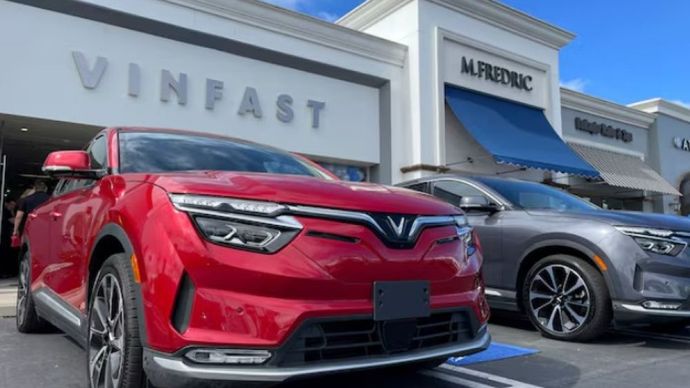 Kendaraan listrik VinFast diparkir sebelum dikirim ke pelanggan pertama di sebuah gerai di Los Angeles, California, Amerika Serikat, 1 Maret 2023. (Foto: Dok/Lisa Baertlein/Reuters)