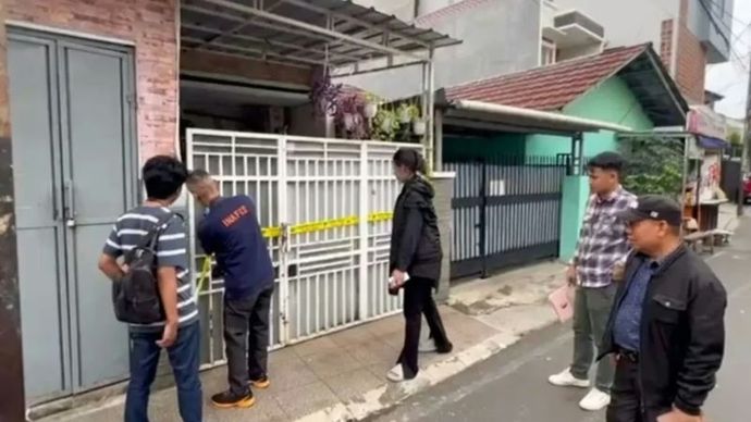 Anggota kepolisian memasang garis polisi di rumah guru mengaji yang diduga mencabuli santrinya di Kebon Baru, Tebet, Jakarta Selatan, Sabtu (28/6/2025). 