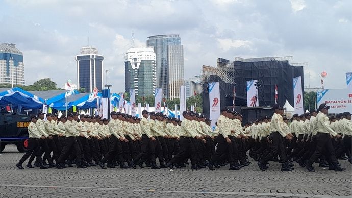 Satpam ikut parade HUT Bhayangkara di Monas